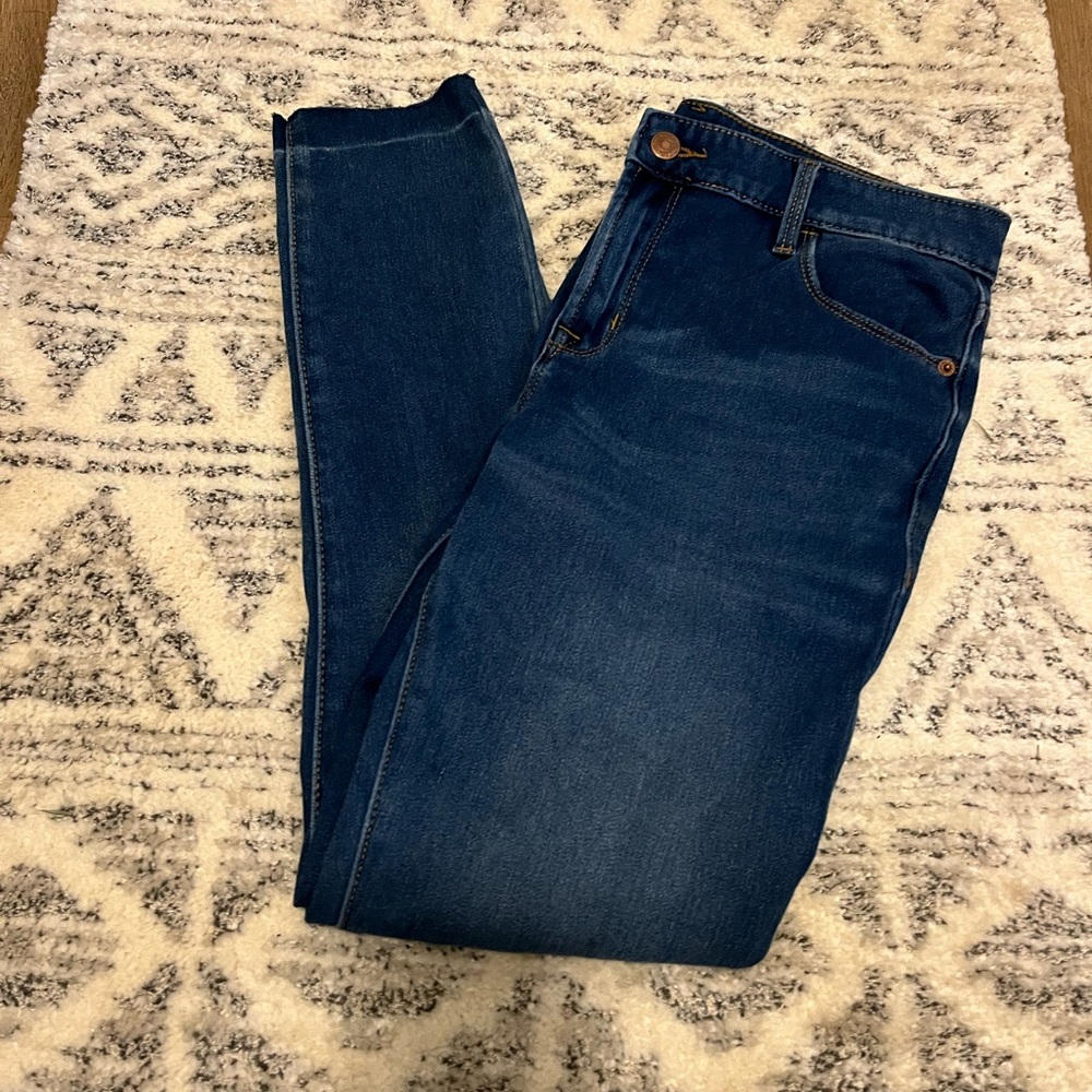Old navy rockstar super skinny 24/7 jeans, size 8, raw hem.